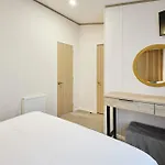 Loki's Retreat With Hot Tub יורק