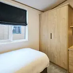 בית נופש Loki's Retreat With Hot Tub *