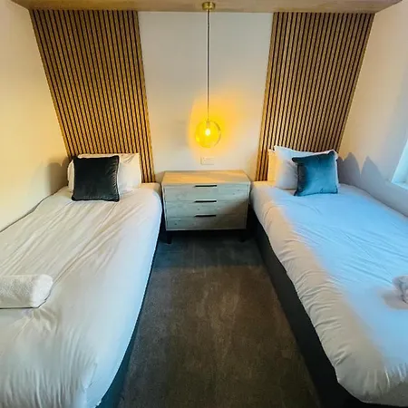 Loki's Retreat With Hot Tub *