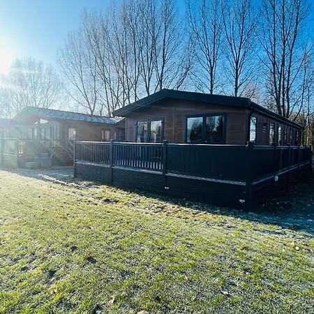 Loki's Retreat With Hot Tub Holiday home York