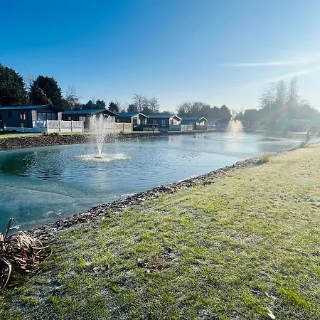 Loki's Retreat With Hot Tub Holiday home
