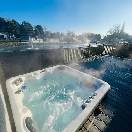 Holiday home Loki's Retreat With Hot Tub